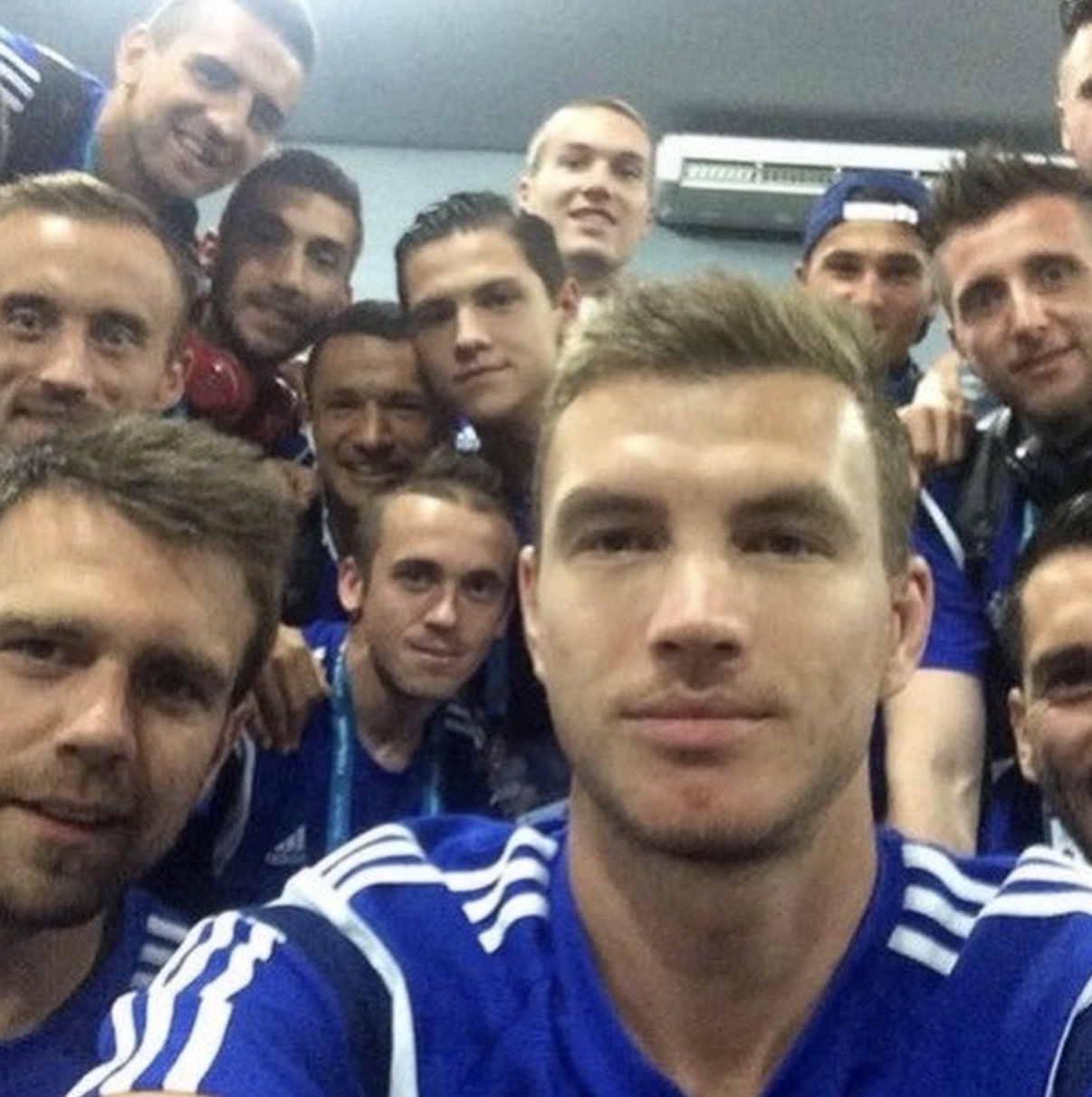 L’ultimo volo del Cigno di Sarajevo: l’addio di Dzeko alla Bosnia